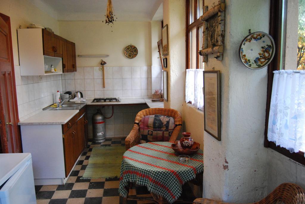 Boroka Apartmanhazak - Oereghaz Velem Rum bild